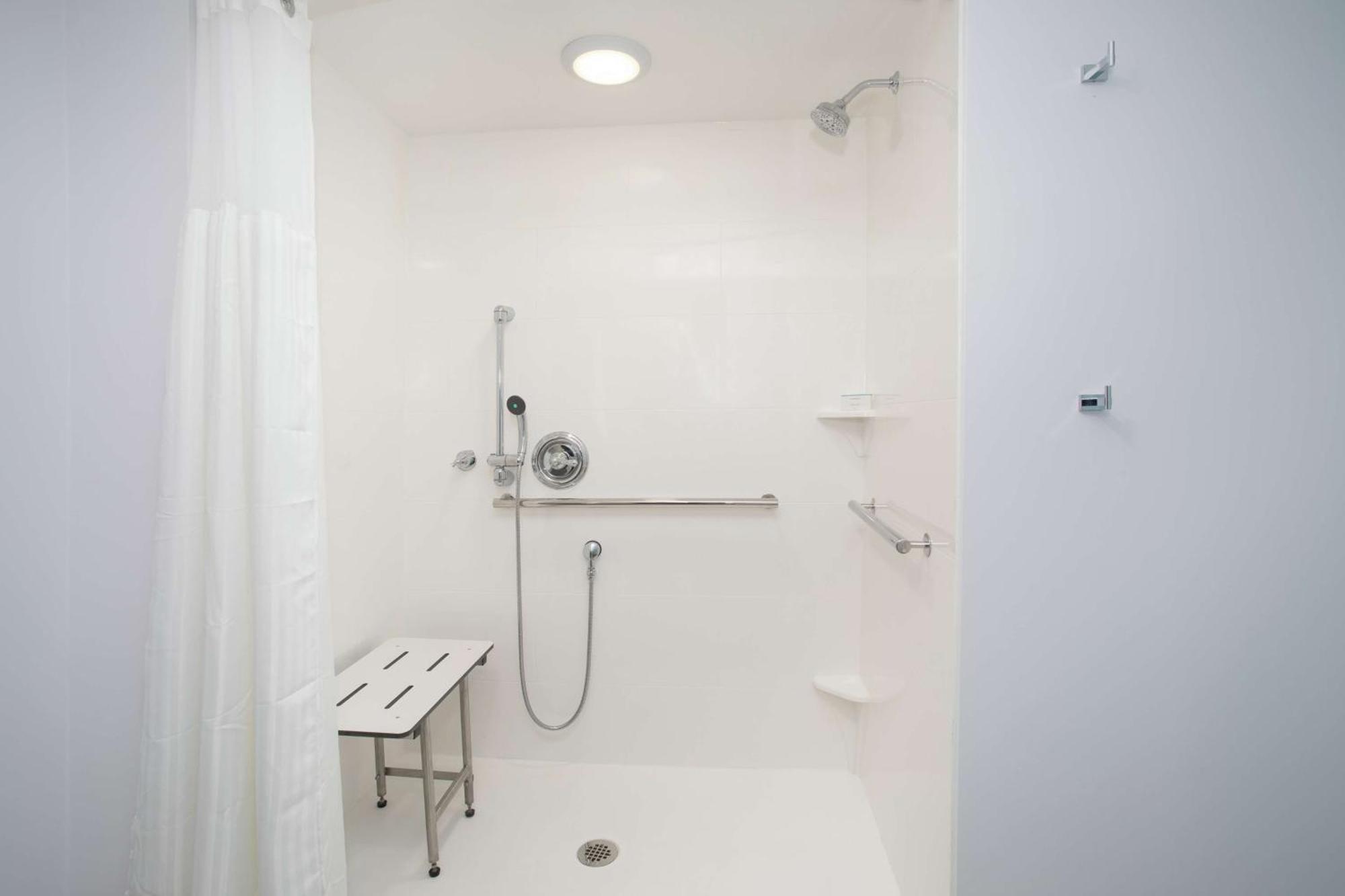 Hilton Garden Aksarben Village 3*